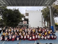 恭喜翁子國小學生 榮獲「114學年度第一學期第一次成績評量及平時學習表現優異 二年級」，晨會頒發證書合照