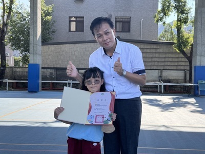 感謝三年甲班王郁晴同學之家長 周曉祺 女士慨然捐贈本校桌球桌及發球機，充實體育教學設備，推廣桌球運動，嘉惠全校師生,晨會頒發證書合照