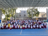 恭喜翁子國小學生 榮獲寒假作業優良名單，晨會頒發證書合照