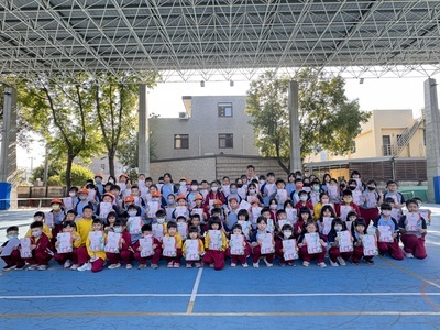 恭喜翁子國小學生 榮獲寒假作業優良名單，晨會頒發證書合照