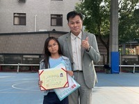 六年丙班	邱莉棠榮獲「布拉格音樂晉級檢定」，晨會頒發證書合照圖片