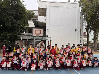 恭喜翁子國小學生 榮獲「閱讀認證獎項」，晨會頒發證書合照圖片