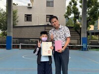 恭喜五甲林俊希參加COOL ENGLISH榮獲自學初心者獎,晨會頒發證書合照