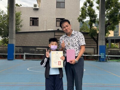 恭喜五甲林俊希參加COOL ENGLISH榮獲自學初心者獎,晨會頒發證書合照