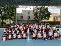 恭喜翁子國小學生二-六年級 榮獲114學年度第二學期第一次成績評量及平時學習表現優異,晨會頒發證書合照