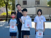 恭喜翁子國小學生參115年臺中市豐原區參加臺中市運動大會【國小組】田徑選拔賽活動  榮獲特優,晨會頒發證書合照