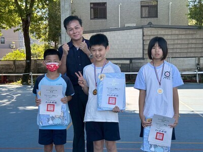 恭喜翁子國小學生參115年臺中市豐原區參加臺中市運動大會【國小組】田徑選拔賽活動  榮獲特優,晨會頒發證書合照