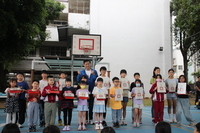 翁子國小學生榮獲 班級及年級健康兒童 佳績,頒發證書合照