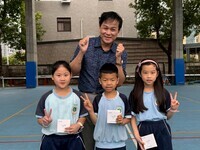 恭喜翁子國小學生參加 神複製！我和媽咪的雙胞胎時刻照片徵集活動 參加獎抽獎,晨會頒發證書合照