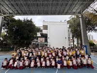 恭喜翁子國小學生 榮獲「114學年度第一學期第二次成績評量及平時學習進步優異」，晨會頒發證書合照