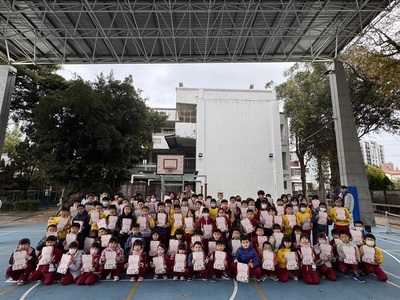 恭喜翁子國小學生 榮獲「114學年度第一學期第二次成績評量及平時學習進步優異」，晨會頒發證書合照圖片