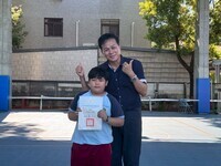 恭喜四年乙班林建任參加115年度臺中市國民中小學閱讀教育推動創意閱讀推銷高手比賽-「讀」家報導（單人組）榮獲佳績,晨會頒發證書合照