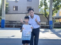 恭喜	五年丙班陳伯璨參加115年第四屆【長榮盃】全國青少年網球賽榮獲佳績,晨會頒發證書合照