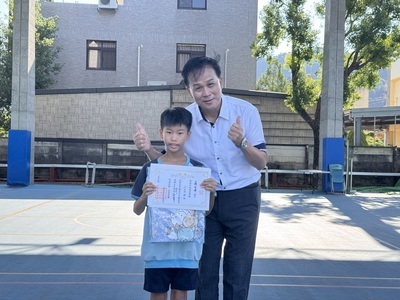 恭喜	五年丙班陳伯璨參加115年第四屆【長榮盃】全國青少年網球賽榮獲佳績,晨會頒發證書合照