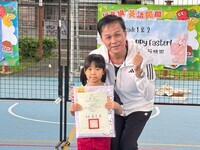 恭喜二年乙班 連紫晴 參加115年度臺中市市長盃滑輪溜冰錦標賽 前進雙腳過角標二年級女子組第五名,晨會頒發證書合照