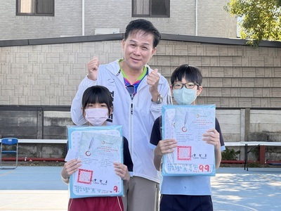 恭喜翁子國小學生 榮獲原住民族語言能力認證測驗合格證書，晨會頒發證書合照