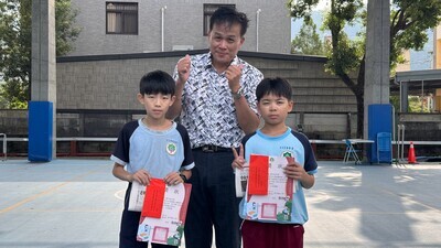 恭喜 翁子國小學生榮獲國語日報刊登,晨會頒發證書合照