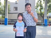 恭喜 五年丙班林芊妤 參加AI創意領航員：小學生成式AI應用競賽 榮獲 優等,晨會頒發證書合照