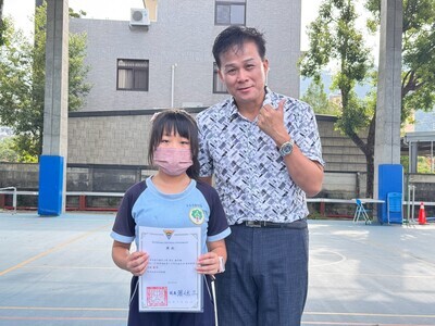 恭喜 五年丙班林芊妤 參加AI創意領航員：小學生成式AI應用競賽 榮獲 優等,晨會頒發證書合照