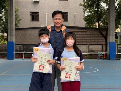 恭喜翁子國小學生參加臺中市115年度資訊應用競賽榮獲佳績,晨會頒發證書合照