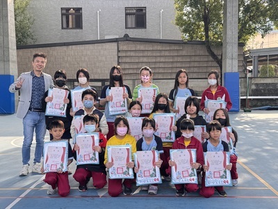 恭喜翁子國小學生 榮獲115年寒假因材網筆記王，晨會頒發證書合照圖片