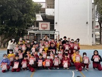 恭喜翁子國小學生 榮獲「識字量前三名」，晨會頒發證書合照