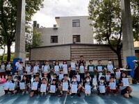 恭喜翁子國小學生114學年度第二學期各學習領域表現優異,晨會頒發證書合照