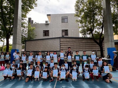 恭喜翁子國小學生114學年度第二學期各學習領域表現優異,晨會頒發證書合照