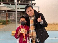 恭喜六年丙班 余明書 榮獲英語檢定，晨會頒發證書合照