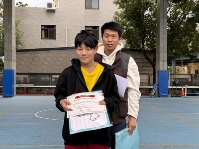 五年丙班 詹凱宇 榮獲「英語檢定」，晨會頒發證書合照圖片