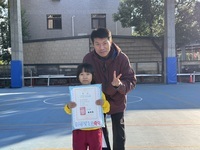 恭喜 二年乙班連紫晴 榮獲「自由式溜冰錦標賽第六名」，晨會頒發證書合照圖片