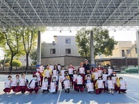 恭喜翁子國小學生 榮獲115年寒假酷英王，晨會頒發證書合照圖片