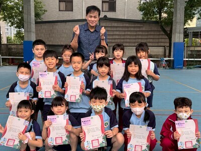 恭喜翁子國小學生一年級 榮獲114學年度第二學期第一次成績評量及平時學習表現優異,晨會頒發證書合照