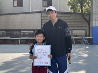 恭喜三年乙班 張佑葦 參加迷你棒球比賽表現優異，晨會頒發證書合照圖片