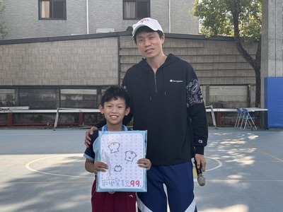恭喜三年乙班 張佑葦 參加迷你棒球比賽表現優異，晨會頒發證書合照圖片