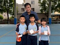 恭喜翁子國小學生參加 神複製！我和媽咪的雙胞胎時刻照片徵集活動,晨會頒發證書合照