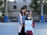 恭喜 三年丙班王若安 榮獲「英語認證通過」，晨會頒發證書合照圖片