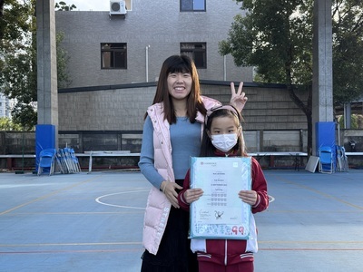 恭喜 三年丙班王若安 榮獲「英語認證通過」，晨會頒發證書合照圖片