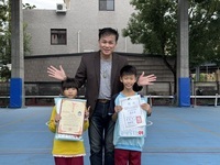 恭喜翁子國小學生 榮獲獎狀，晨會頒發證書合照圖片