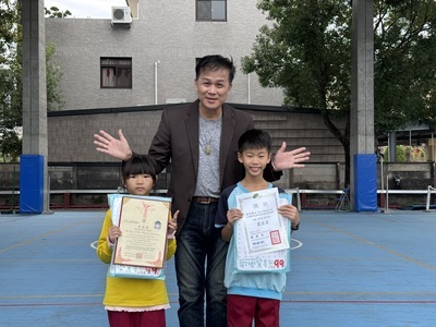 恭喜翁子國小學生 榮獲獎狀，晨會頒發證書合照圖片