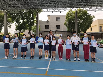 熱情擔任學校舉辦113-2學期【期中評量盃】班際籃球錦標賽活動【裁判志工】職務認真盡責表現優異!