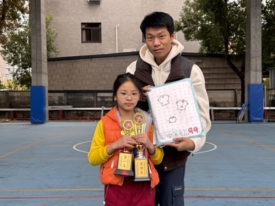 四年乙班 楮苡柔 榮獲「英語檢定」，晨會頒發證書合照圖片