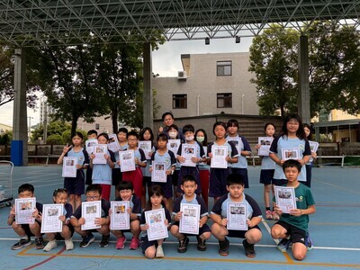 恭喜翁子國小學生114-2榮譽獎狀5月頒獎,晨會頒發證書合照