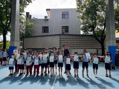 恭喜翁子國小學生參加114愛閱家庭榮獲佳績,晨會頒發證書合照