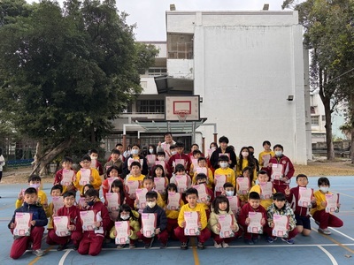 恭喜翁子國小學生 榮獲「114學年度第一學期第一次成績評量及平時學習表現優異 三到六年級」，晨會頒發證書合照圖片