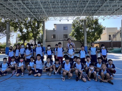 翁子國小學生暑假學習任務通關得獎合照圖片