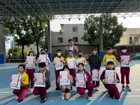 翁子國小學生參加114學年度語文競賽，晨會頒發證書合照圖片
