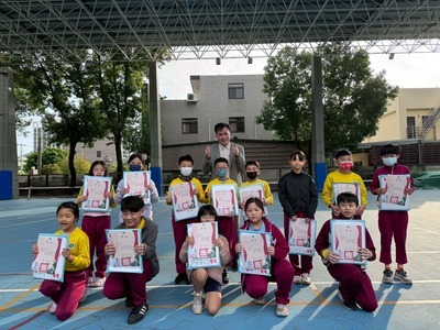 翁子國小學生參加114學年度語文競賽，晨會頒發證書合照圖片