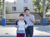 恭喜六年丙班 	王光彥 參加劍橋英語檢定通過,晨會頒發證書合照