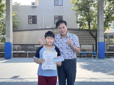 恭喜六年丙班 	王光彥 參加劍橋英語檢定通過,晨會頒發證書合照